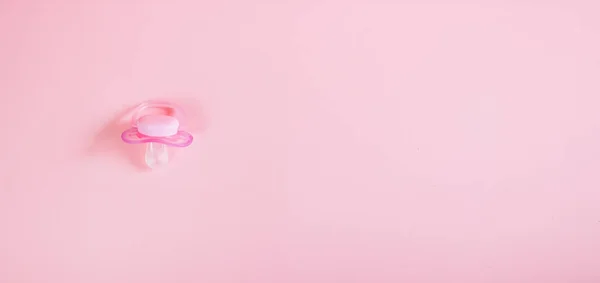 Kieferorthopädischer Schnuller Rosa Farbe Isoliert Auf Rosa Hintergrund Zeigt Gebrauchsspuren — Stockfoto