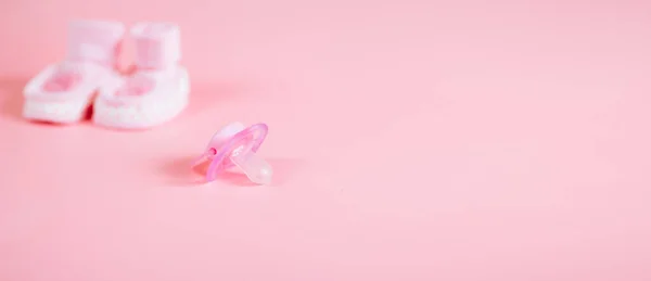 Kieferorthopädischer Schnuller Rosa Farbe Isoliert Auf Rosa Hintergrund Zeigt Gebrauchsspuren — Stockfoto