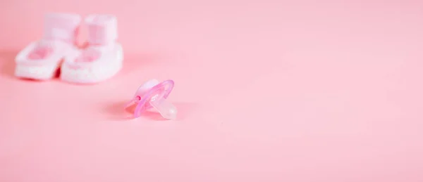 Pembe renkli ortodontik emzik, pembe arka planda izole edilmiş. Kullanım belirtileri gösteriyor. Sahte arkaplanda metin için boşluk.
