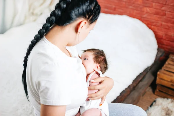 Lycklig Mamma Ammar Sitt Nyfödda Barn Vit Säng — Stockfoto