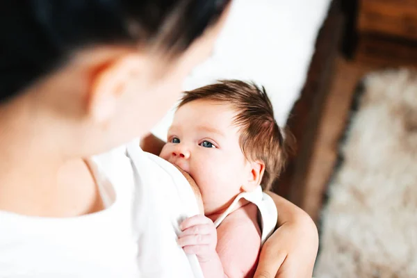엄마가 침대에서 태어난 아기에게 모유를 먹이는 — 스톡 사진