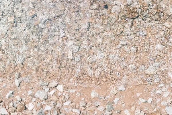 Nehirdeki güzel dalgalar rengarenk taşların üzerinden akar yaz güneşinin tepesinde..