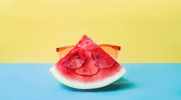 Tempos Verão Uma Melancia Atraente Engraçado Óculos Sol Vermelhos Elegantes — Fotografia de Stock