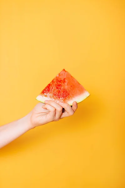 Mão Com Uma Fatia Melancia Vermelha Suculenta Fundo Amarelo Colorido — Fotografia de Stock