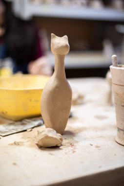 Çömlekçinin tekerindeki çamurda çalışan kadın çömlekçi, eller yukarı. Atölyede el yapımı kil tenceresi yapıyorum. Çömlek dersi, hobi..