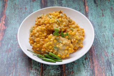 Endonezya çerezi Bakwan Jagung veya perkedel jagung, taze biberli mısır böreği.