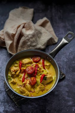 Tongseng Ayam veya Chicken Tongseng hindistan cevizi sütü ve baharatlarla pişirilmiş tavuktan yapılır.. 