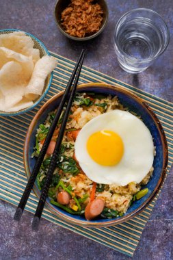 Endonezya usulü kızarmış pirinç, Nasi Goreng sosis ve sebzeli, güneşli bir tarafı var.