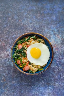 Endonezya usulü kızarmış pirinç, Nasi Goreng sosis ve sebzeli, güneşli bir tarafı var.