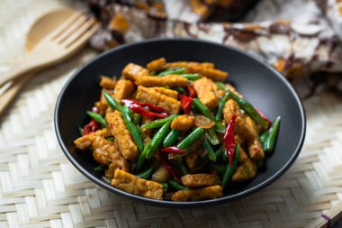 Oseng Tempe dan Buncis, sarımsak, arpacık soğanı, acı biber ve tatlı soya sosu ile pişirilen geleneksel Endonezya usulü bir tempeh (mayalanmış soya fasulyesi keki) ve yeşil fasulye türüdür.