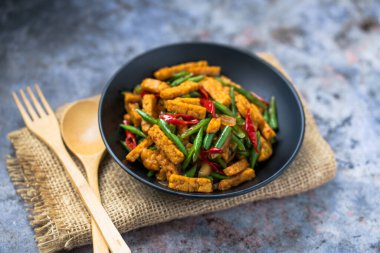 Oseng Tempe dan Buncis, sarımsak, arpacık soğanı, acı biber ve tatlı soya sosu ile pişirilen geleneksel Endonezya usulü bir tempeh (mayalanmış soya fasulyesi keki) ve yeşil fasulye türüdür.