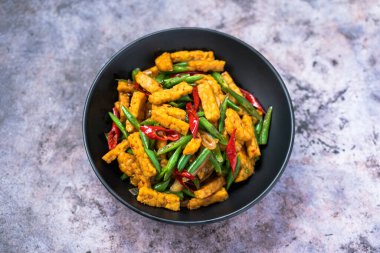 Oseng Tempe dan Buncis, sarımsak, arpacık soğanı, acı biber ve tatlı soya sosu ile pişirilen geleneksel Endonezya usulü bir tempeh (mayalanmış soya fasulyesi keki) ve yeşil fasulye türüdür.