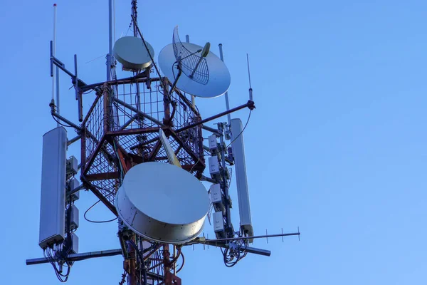 5G送信機付きの電気通信塔 青い空に対して電気通信塔にアンテナを送信する基地局 — ストック写真