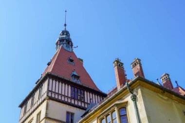 Şatonun çatısı, mavi gökyüzü olan anıtın tepesi.