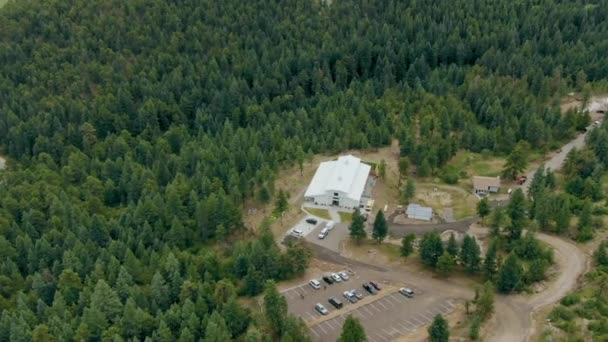 Aerial Skott Skog Kullar Och Vit Byggnad — Stockvideo