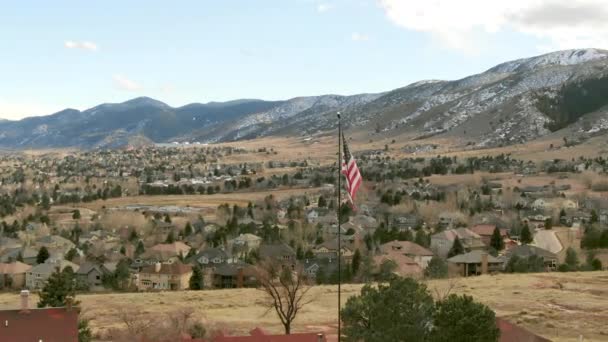 Aerial Shot American Flag Town Mountains — Stock Video