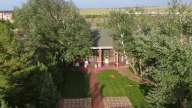 Yeşil bölgedeki evin AERİAL görünümü