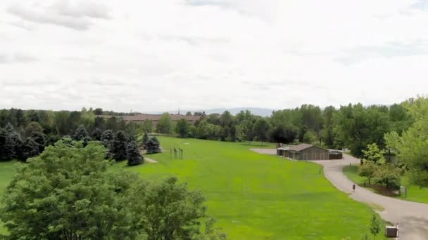 Aerial Widok Nowoczesny Dom Obszarze Górskim — Wideo stockowe
