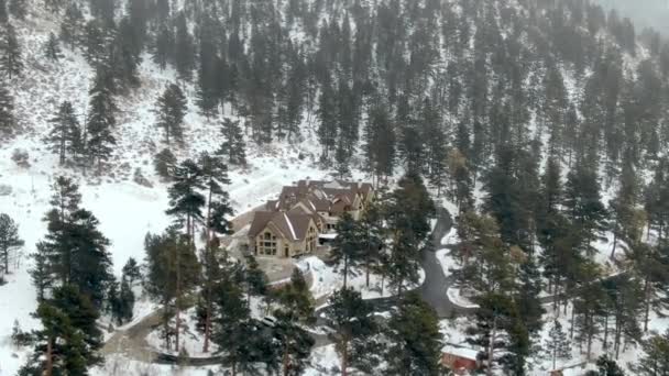 Aerial Hotel Winterlicher Berglandschaft — Stockvideo