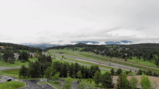 緑の山の風景の中の航空Ws道路 — ストック動画