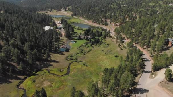 Pemandangan Aerial Danau Dan Kota Antara Pegunungan — Stok Video