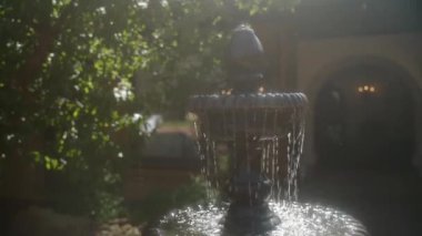 MS Binanın dışındaki küçük çeşme