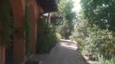 WS PAN Kemerli girişi olan binanın ön bahçesi