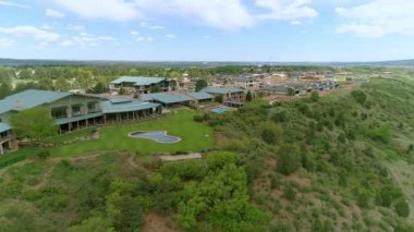 Dağın eteklerindeki turistik tatil beldesinin WS AERIAL görüntüsü