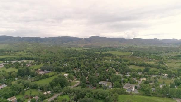 Ws航空機ドローンPov緑の木々や建物と風景の空中ビュー — ストック動画