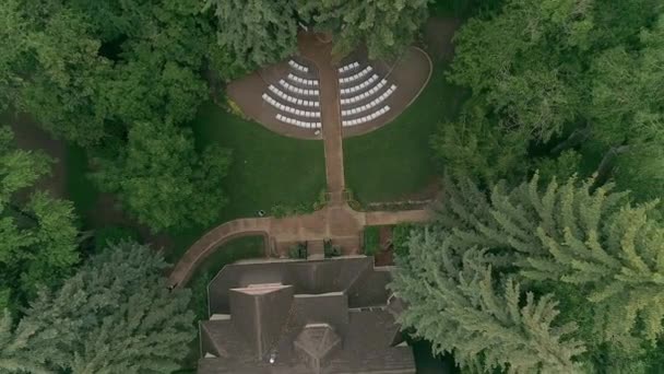 Aerial Drone Pov Vista Aérea Edifício Rodeado Por Árvores Verdes — Vídeo de Stock