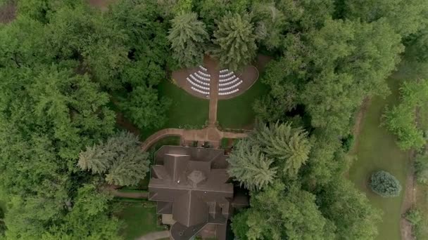 Aerial Drone Pov 공중에서 나무로 둘러싸인 건물을 바라본 — 비디오