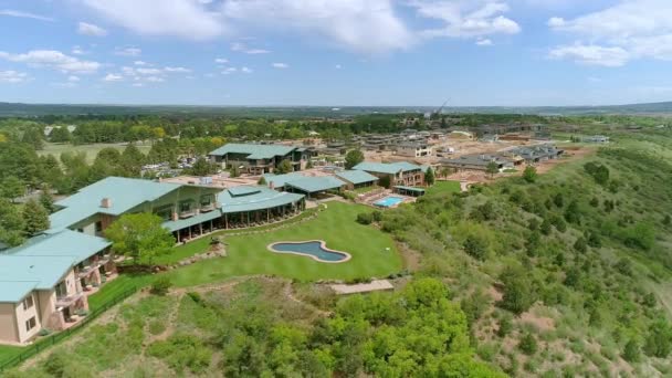 Aerial Вид Туристический Курорт Горной Местности — стоковое видео