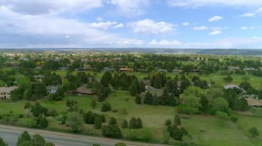 Dağın eteklerindeki turistik tatil beldesinin WS AERIAL görüntüsü