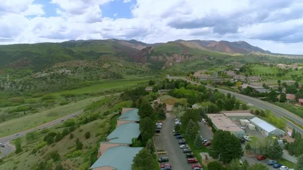 Aerial Widok Kurortu Turystycznego Rejonie Górskim — Wideo stockowe