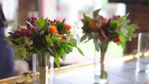 Κλείσιμο Μπουκέτο Λουλουδιών Στο Τραπέζι — Αρχείο Βίντεο