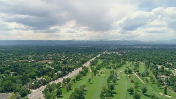 Pemandangan Aerial Kota Dan Hutan — Stok Video