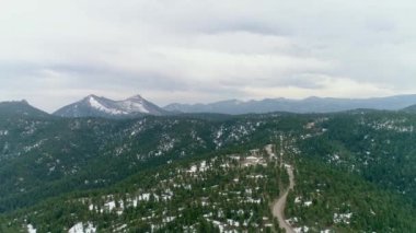 Kış günü dağların AERİAL manzarası