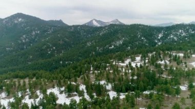 Kış günü dağların AERİAL manzarası