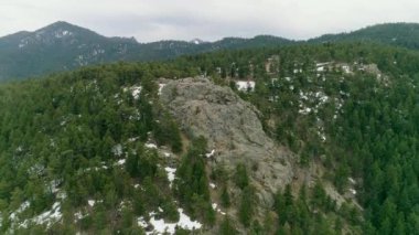 Kış günü dağların AERİAL manzarası