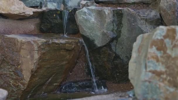 岩の間を流れるCu水 — ストック動画