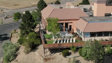 WS POV AERIAL WS HA Açık hava düğün mekanlı büyük binanın hava görüntüsü