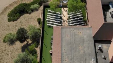 WS POV AERIAL HA Açık hava düğün mekanlı büyük binanın hava görüntüsü