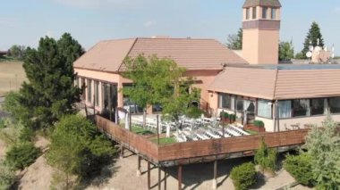 WS POV AERIAL Açık hava düğün yeri ile büyük bina çekim