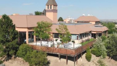 WS POV AERIAL Açık hava düğün yeri ile büyük bina çekim