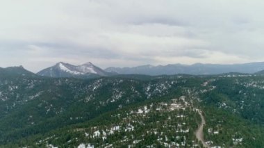Kış günü dağların AERİAL manzarası