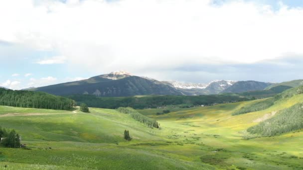 Pov Rollend Landschap Met Berg Achtergrond — Stockvideo