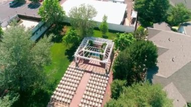 WS POV HA Arka bahçesi ve kasabadaki binalar