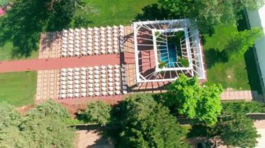 WS POV HA Arka bahçesi ve kasabadaki binalar