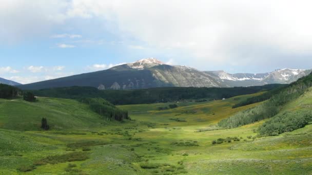 Pov Rollend Landschap Met Berg Achtergrond — Stockvideo