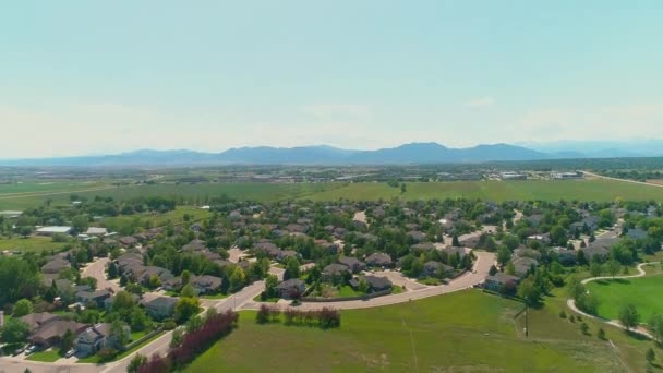 Pov Utsikt Över Staden Med Berg Bakgrunden — Stockvideo